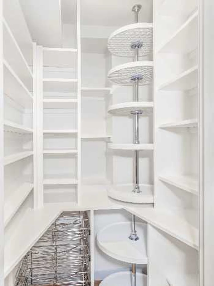 コーナー部分は回転する棚がベター