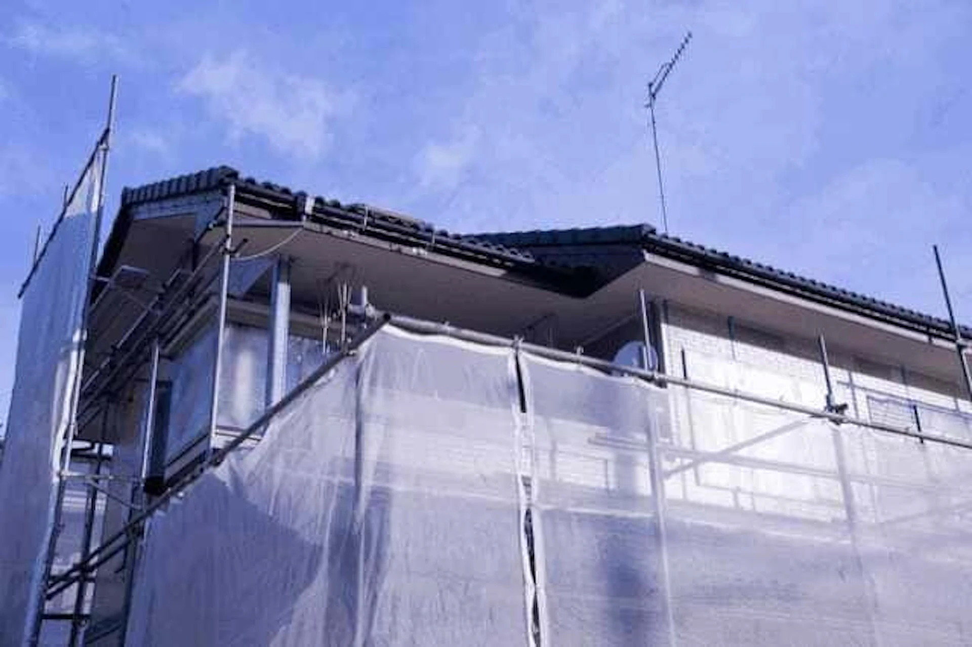 外壁工事中の戸建て