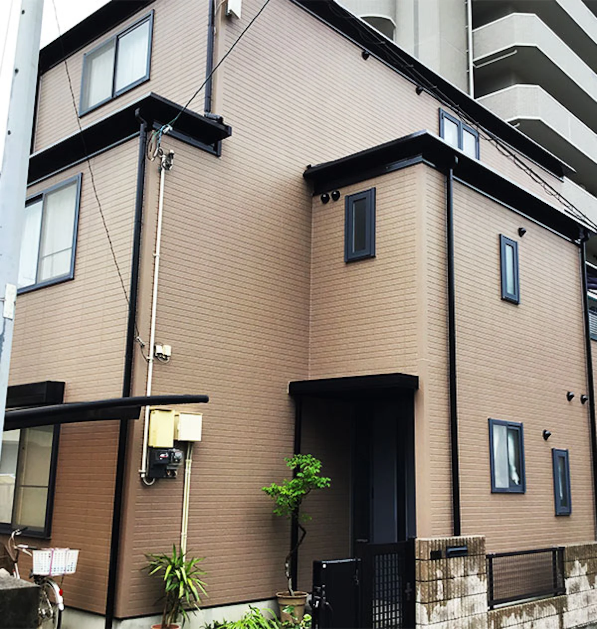 変色していた外壁をきれいに塗り直して新築のような見た目にリフォーム