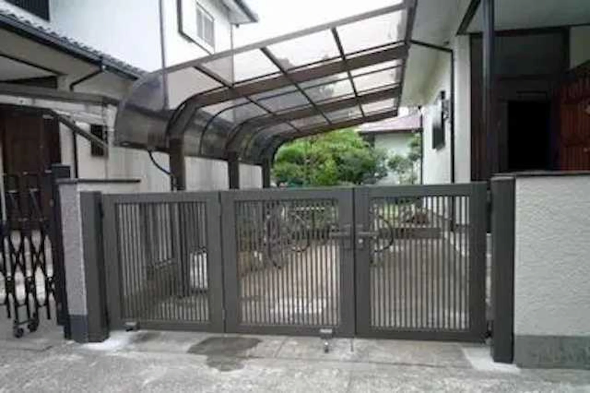 扉を設置したカーポート