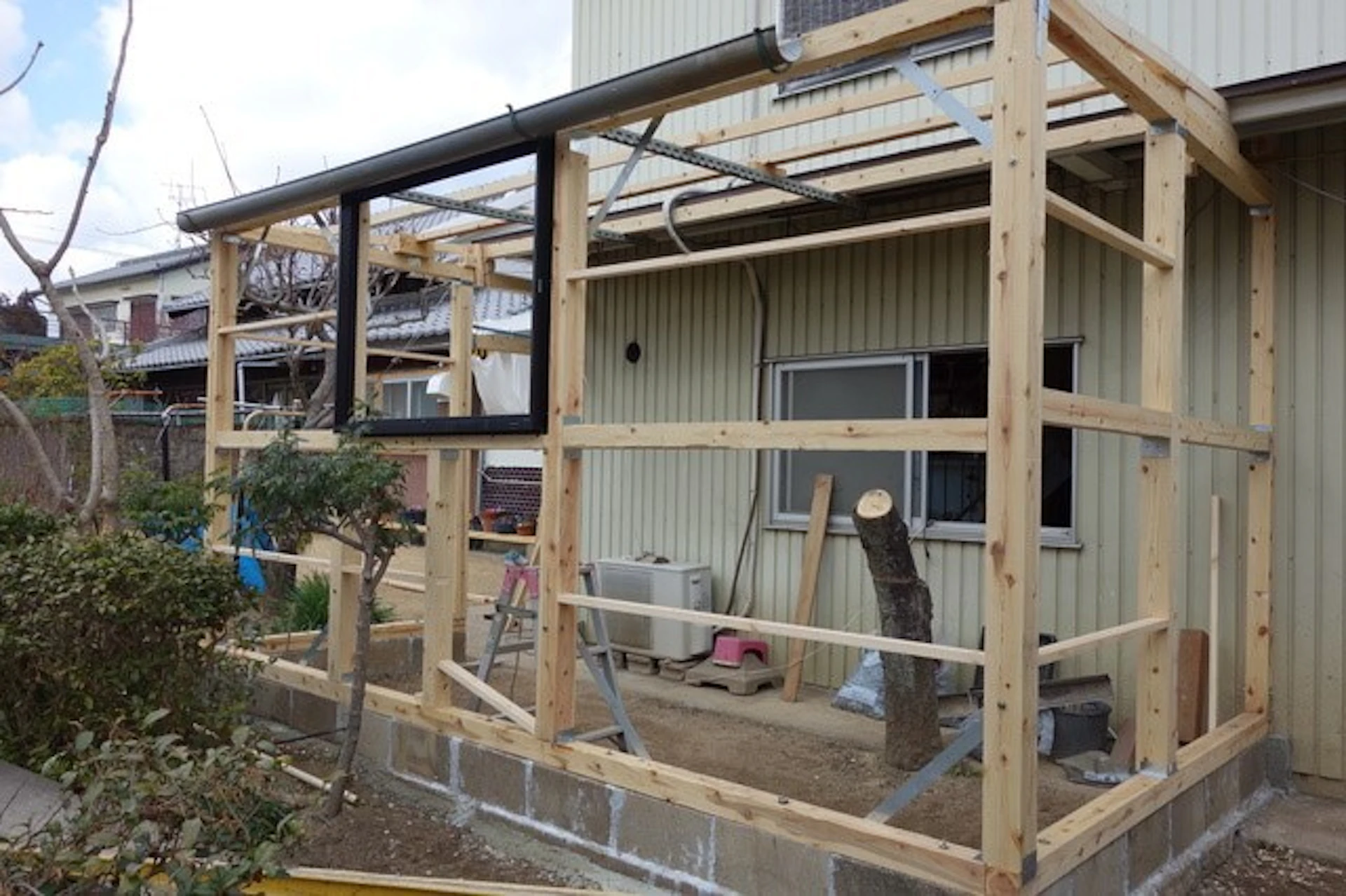 DIY途中のサンルーム 木の枠で作られている