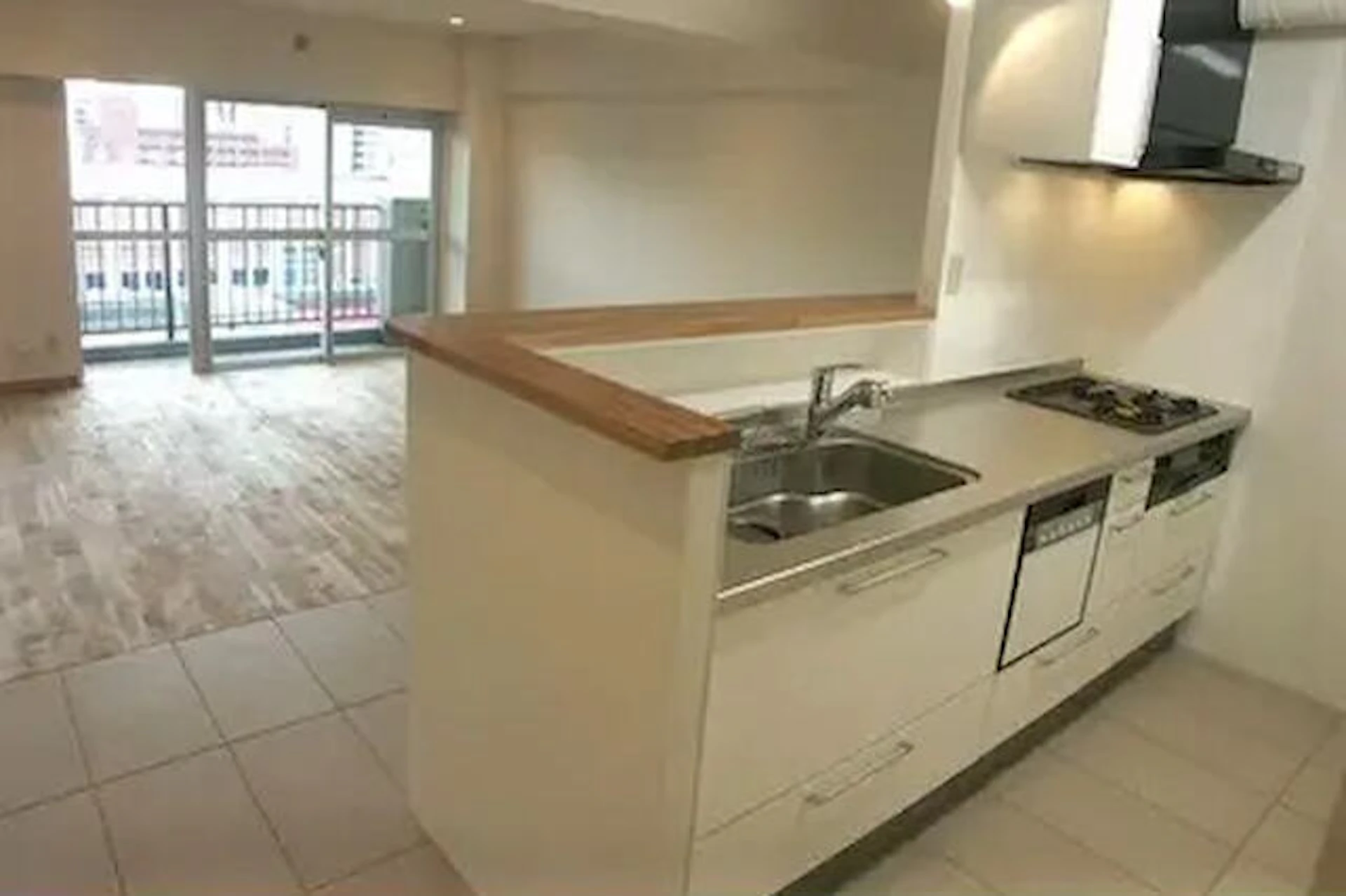 【事例③】 タイルと無垢材を組み合わせたキッチン