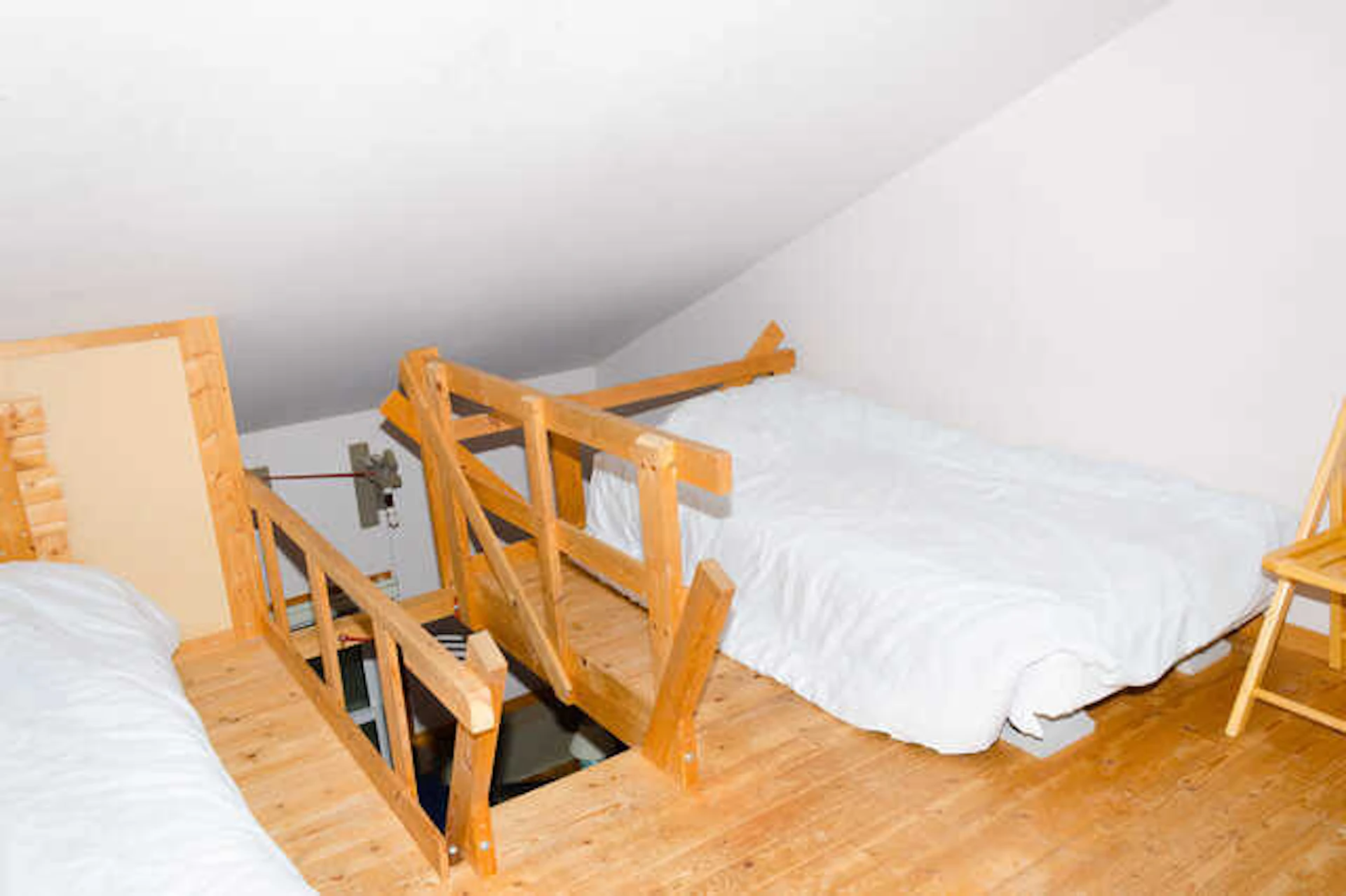 木のぬくもりが感じられるベッドルーム