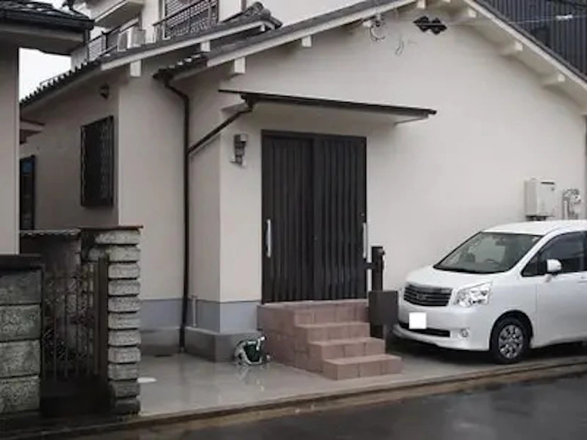 事例3 駐車場として活用・道路に面する玄関部分減築