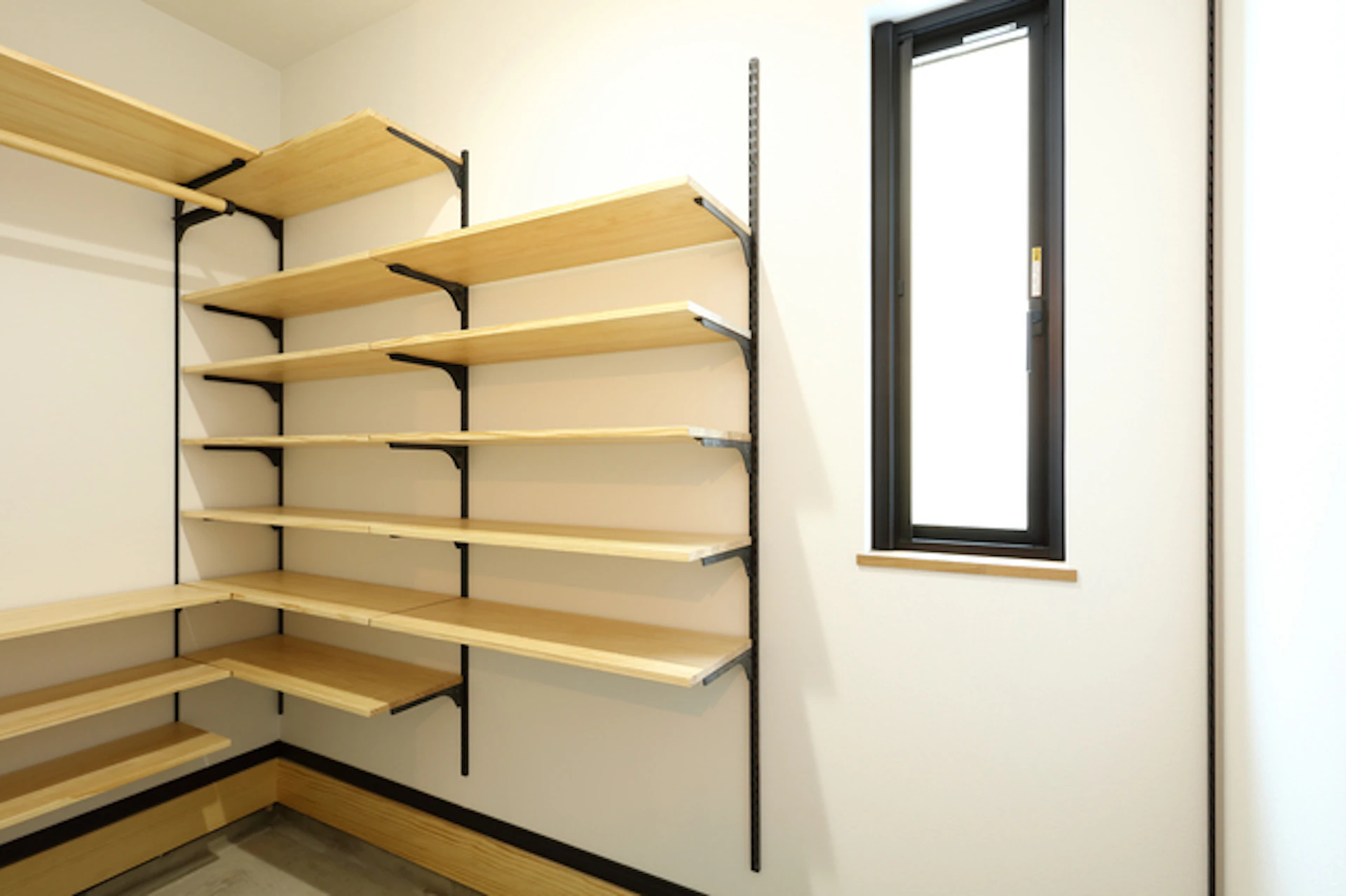 サムネイル:下駄箱リフォームの費用相場・8つの事例|種類・選び方も解説