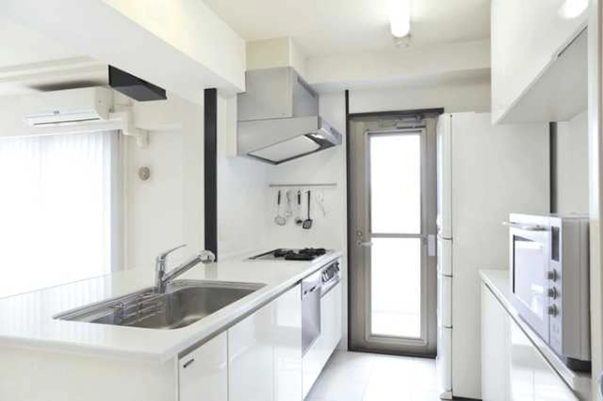 白色でまとめられたシステムキッチン