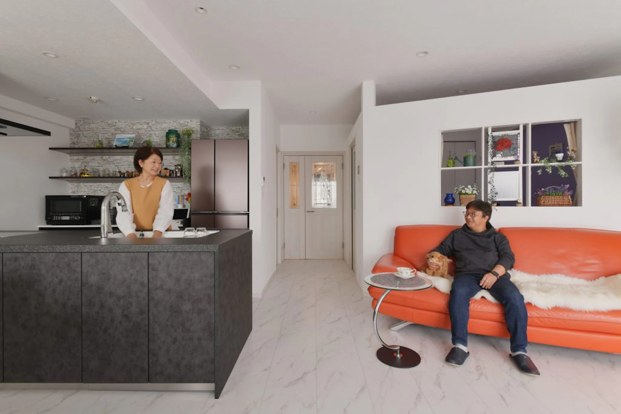 ホームテック株式会社 斜めの間仕切りでお互いの顔を自然と見やすいLDKに