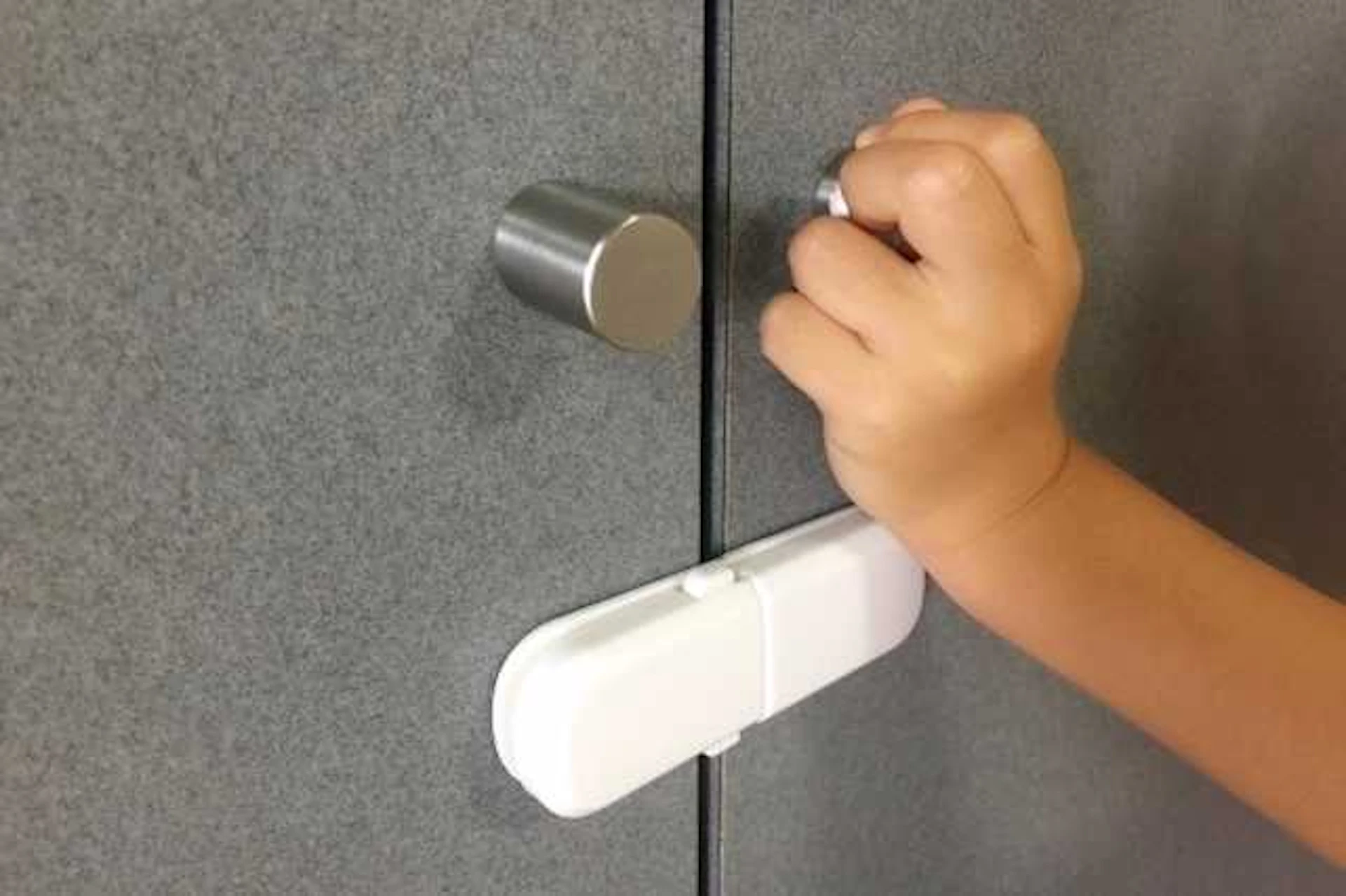 収納扉に、市販のストッパー・ロックを付ける