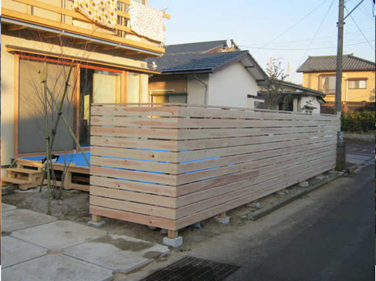 圧迫感が弱めの肌色のウッドフェンスも