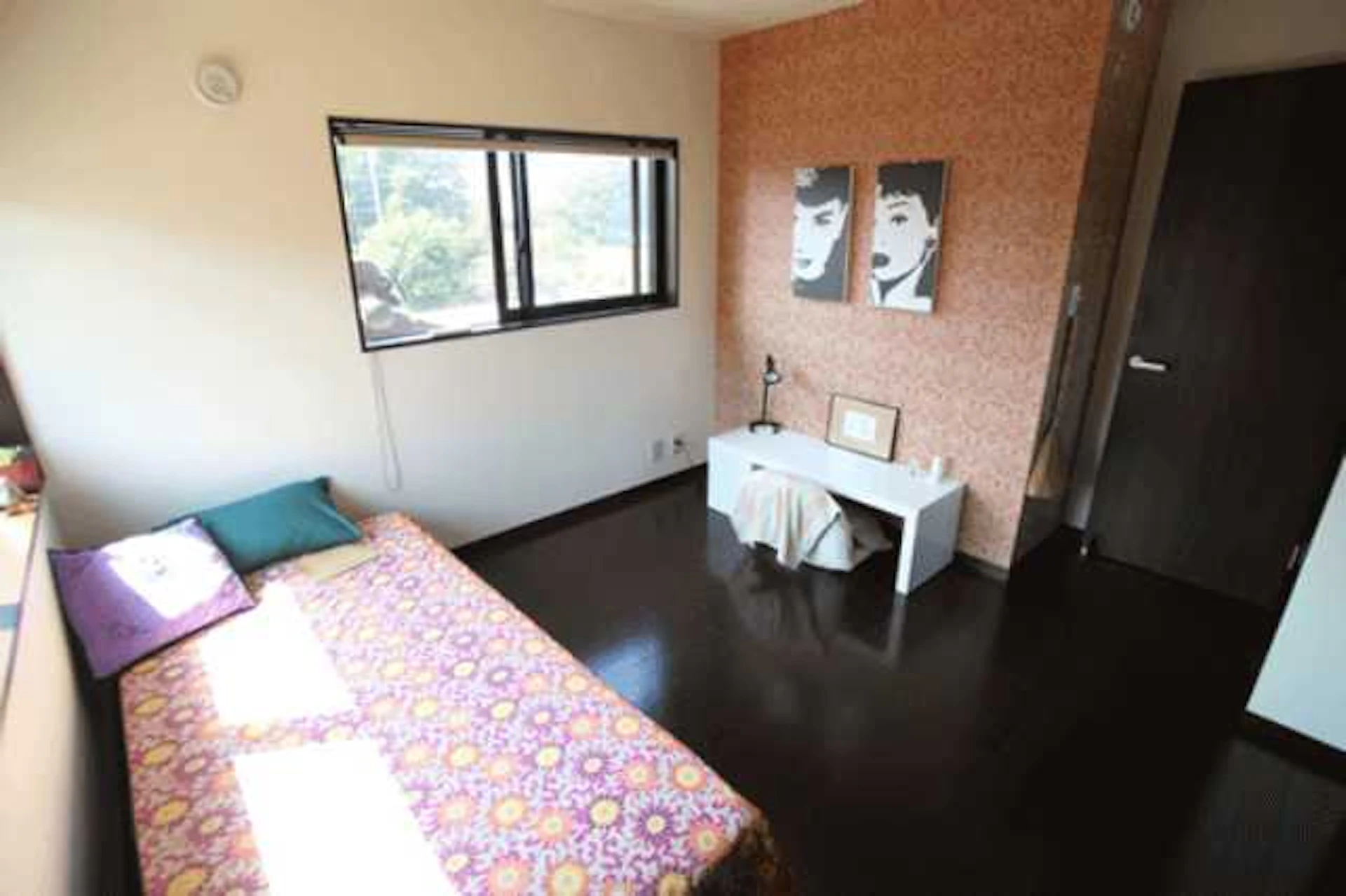 床がダークカラーなら、より薄い色の壁紙を