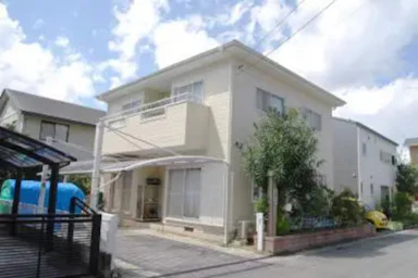 【100～150万円】ホワイトカラーで見違えるほどきれいな外壁にリフォーム