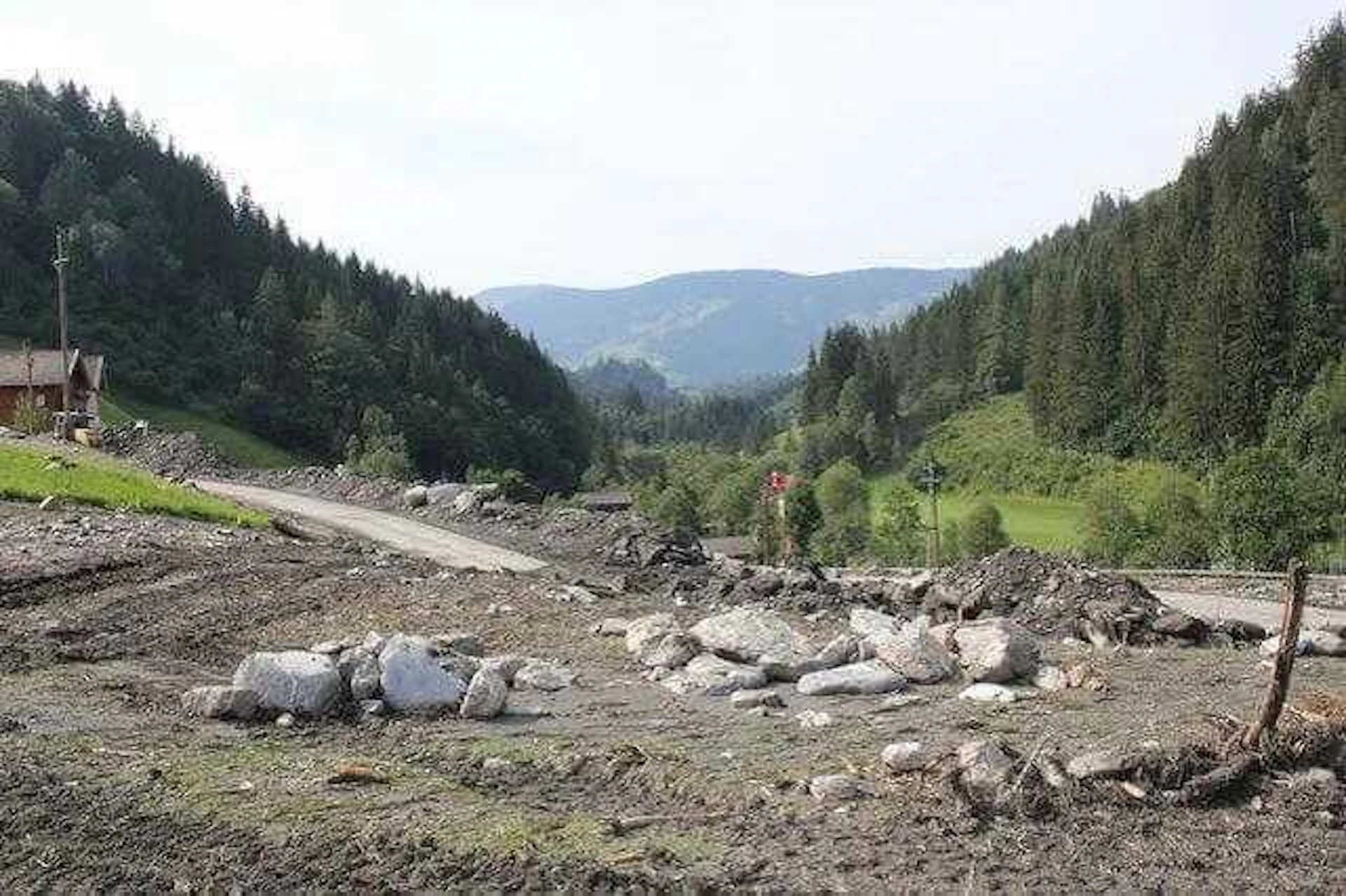 耐震性がある物件で、自然災害のリスクが低い環境が理想的