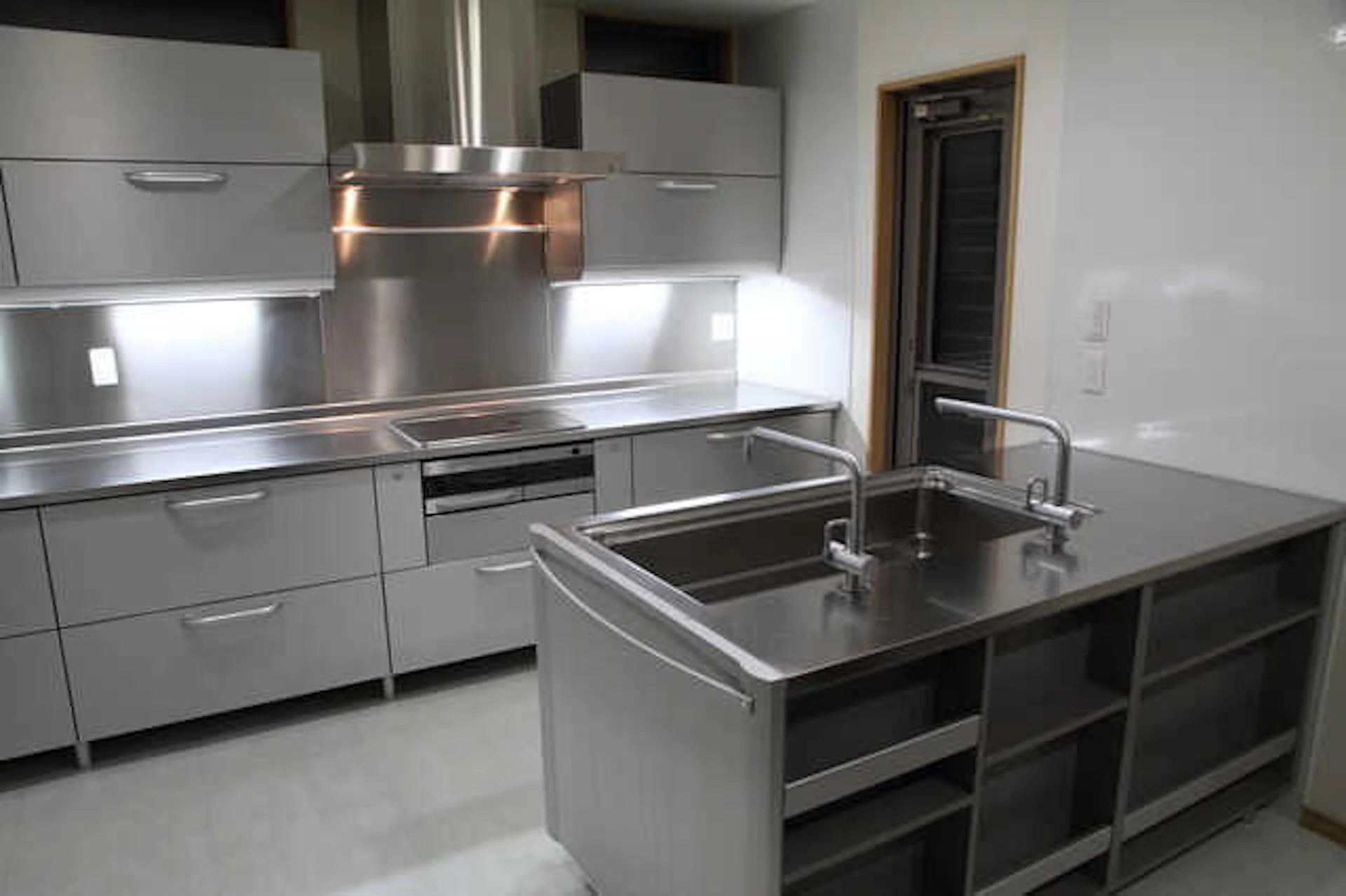 キッチンのワークトップ(天板)の素材比較!交換やDIYによる修復は可能か?