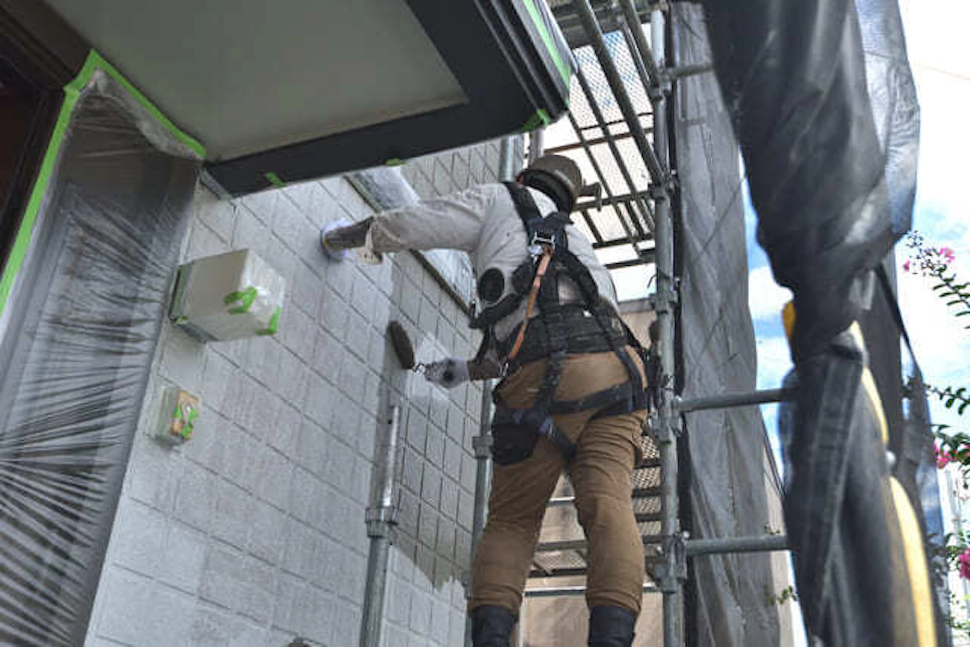 住宅の塗装を行う職人の写真