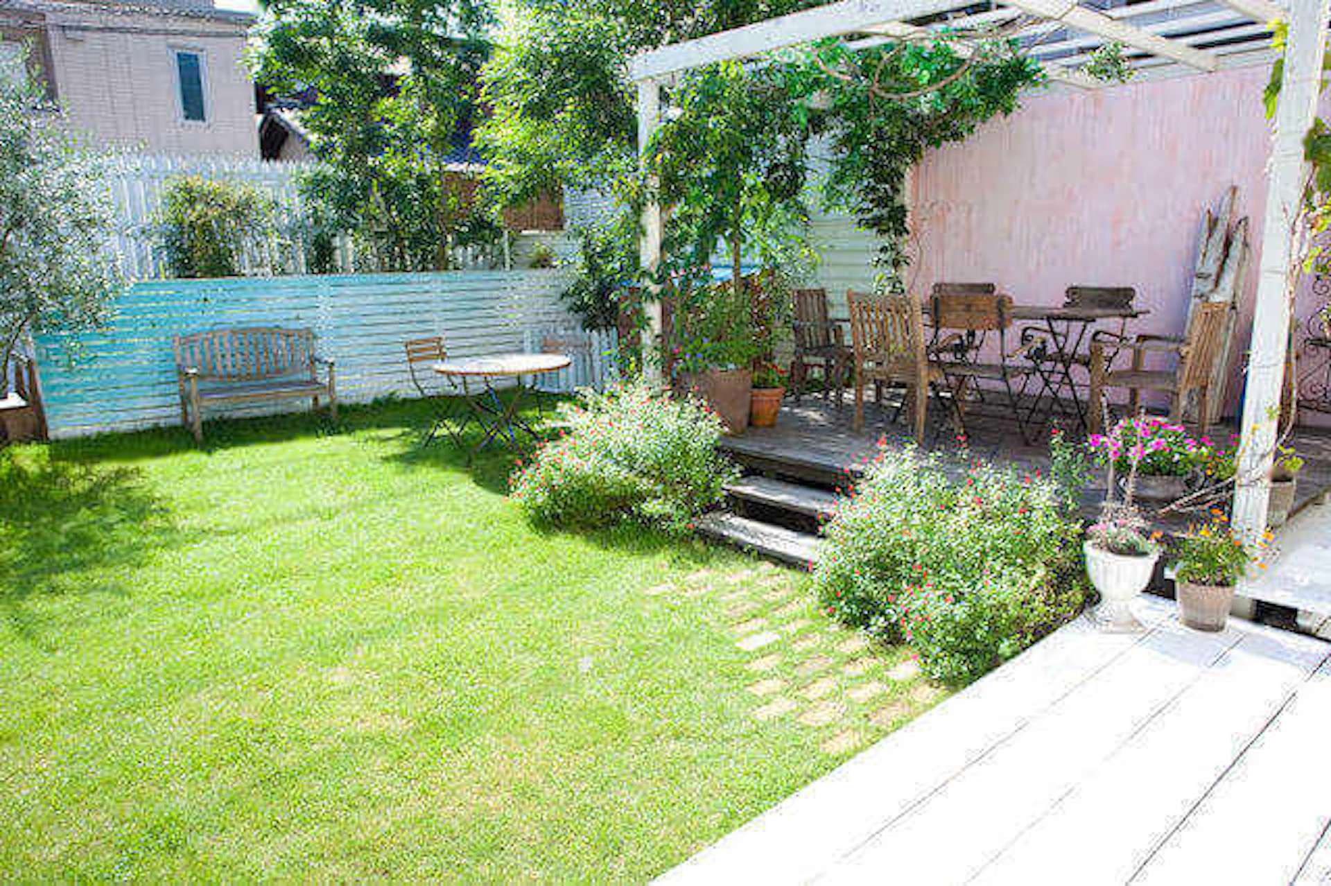 子供や犬が遊べる庭づくりのコツと注意点!ウッドデッキ・砂場などの実例やリフォーム費用も公開