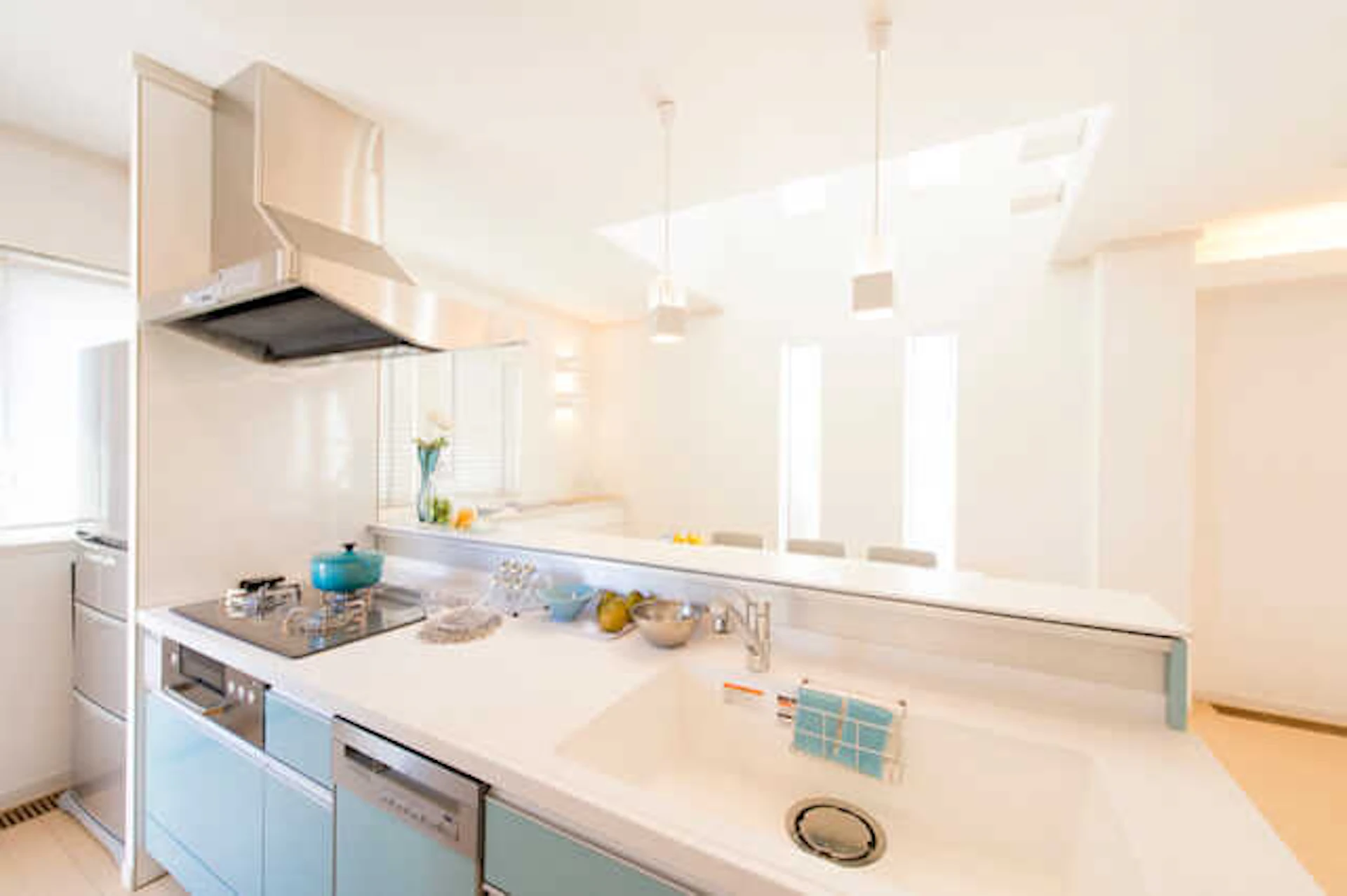 ライトブルーの棚がアクセントとなるキッチン