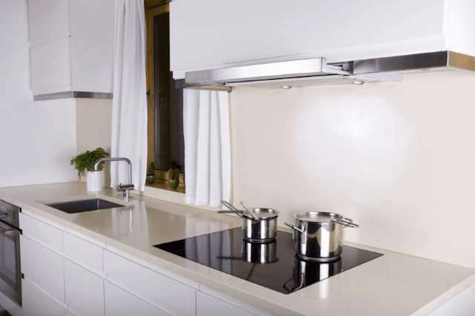 キッチンの壁材はパネルとタイル、どちらが良い？リフォーム価格や特徴を比較