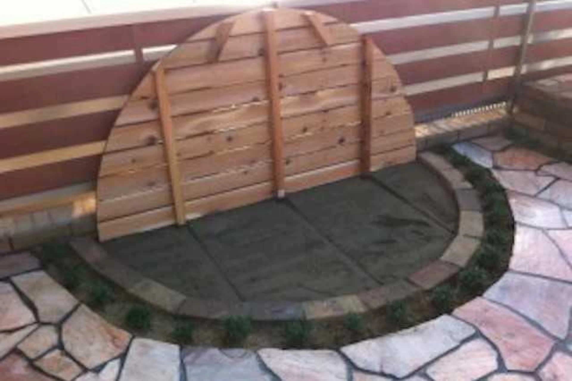 子供や犬が遊べる庭づくりのコツと注意点！ウッドデッキ・砂場などの実例やリフォーム費用も公開