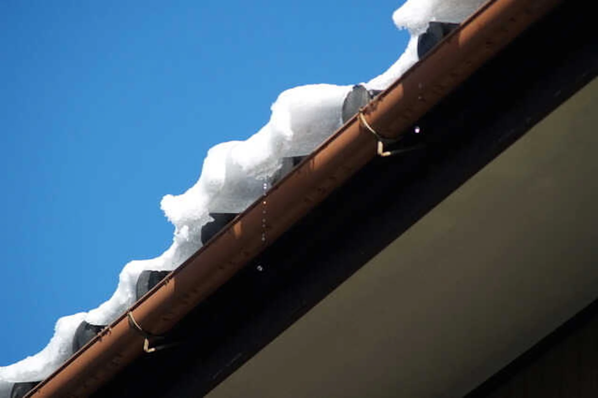 屋根に積もった雪、下アングル