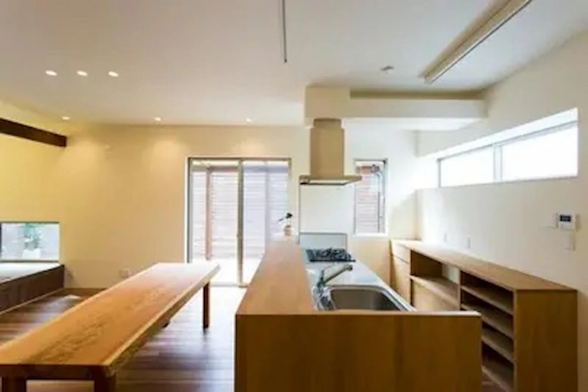 【事例⑩】木の質感が漂う造作棚で和モダンな対面キッチンに