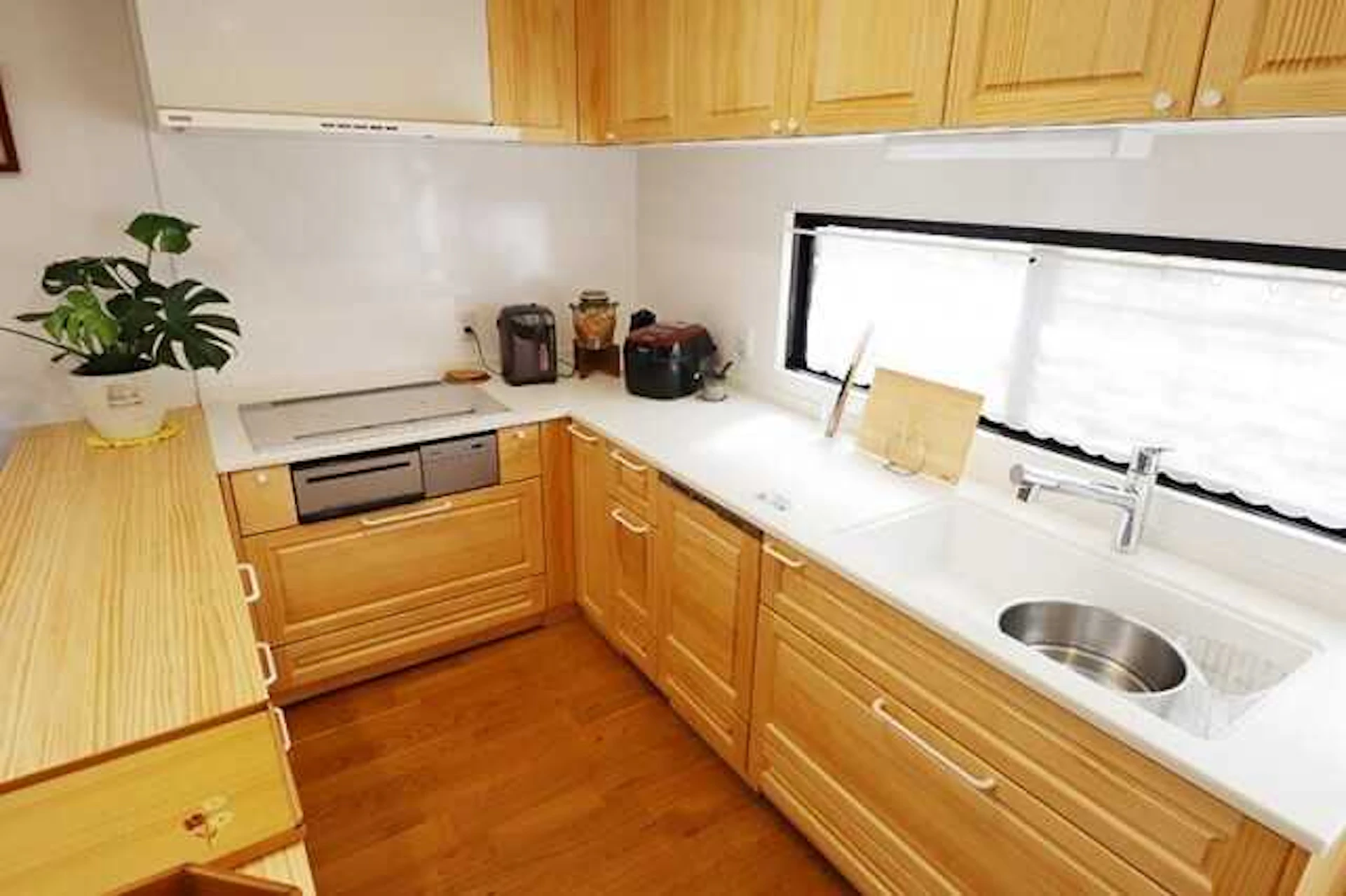 ウッド素材のコの字型キッチン