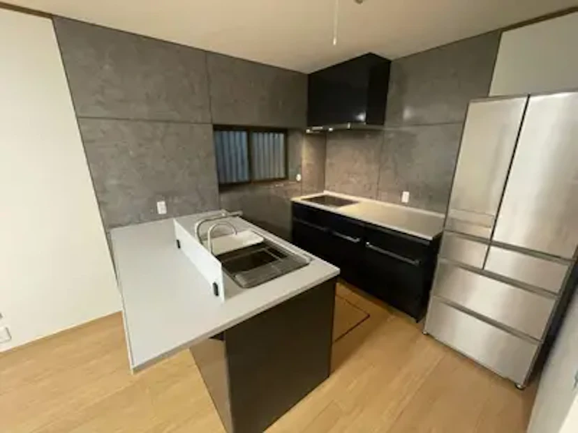 事例1：コンクリート調のキッチンパネルでクールなキッチンを実現