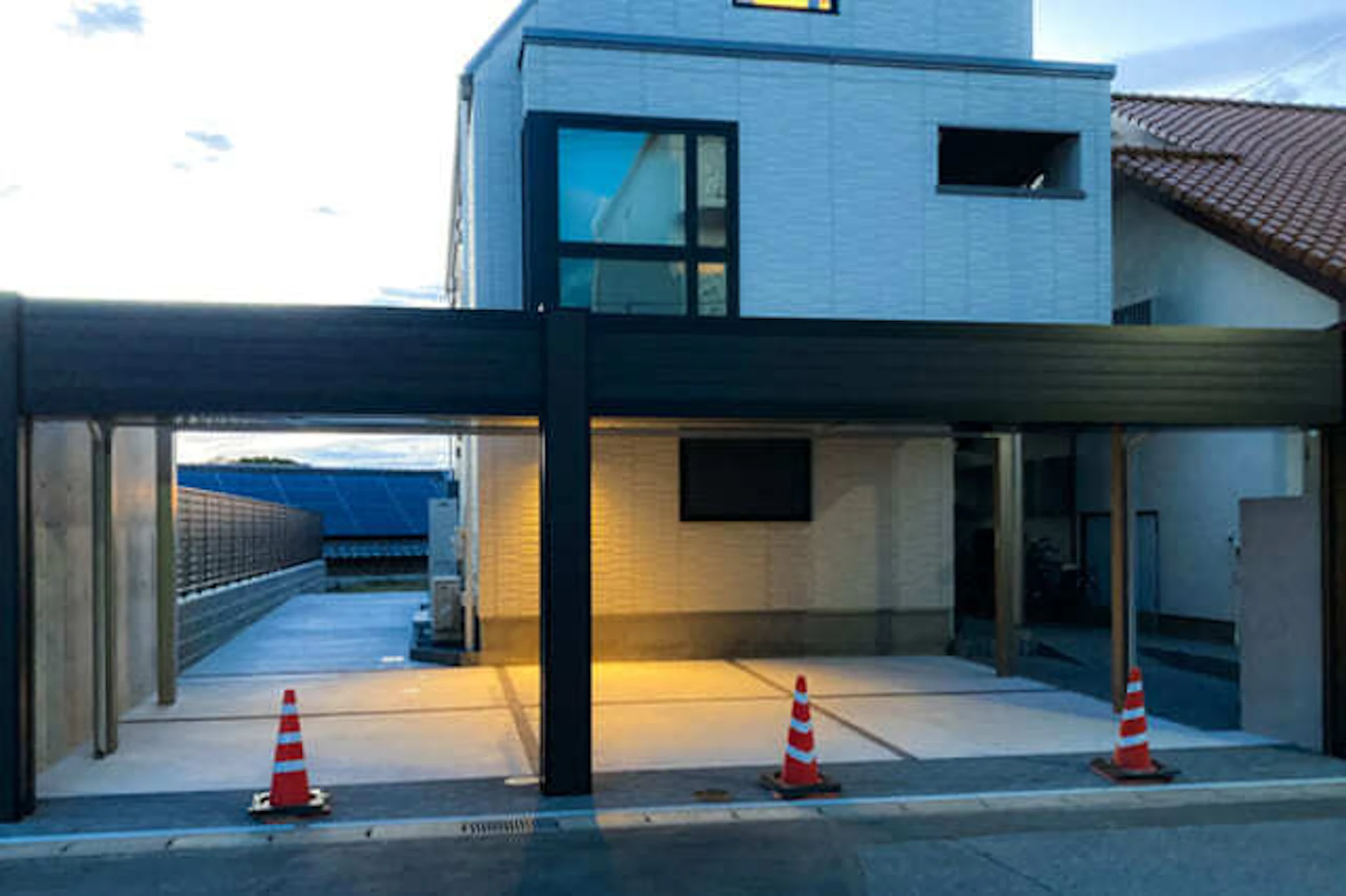 戸建て住宅の外構工事/駐車スぺースを設置する様子