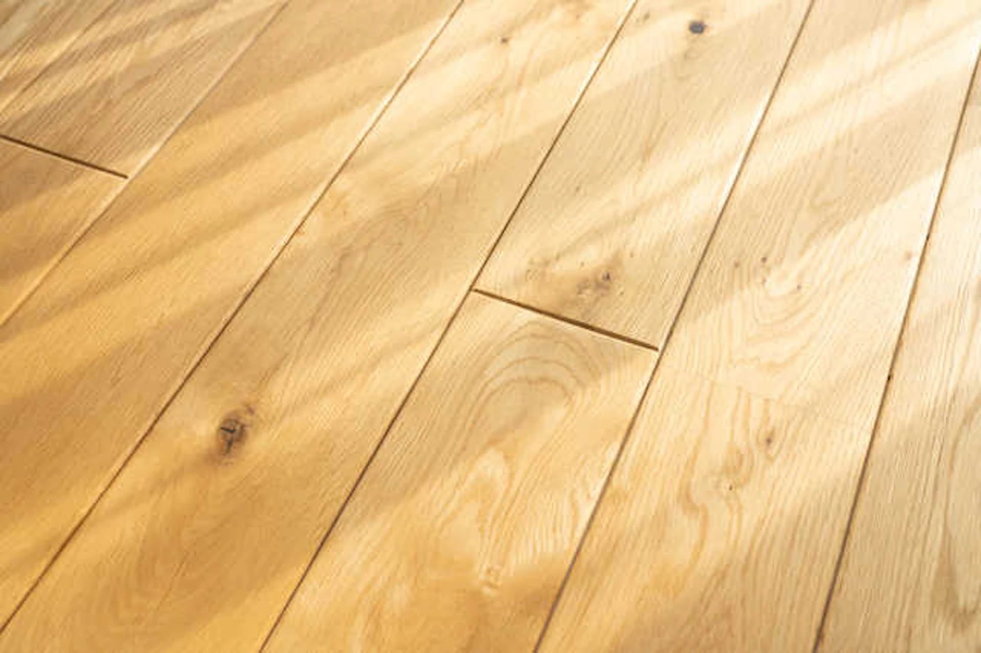 20畳のフローリングの張り替え費用相場｜コストを抑えるコツも解説