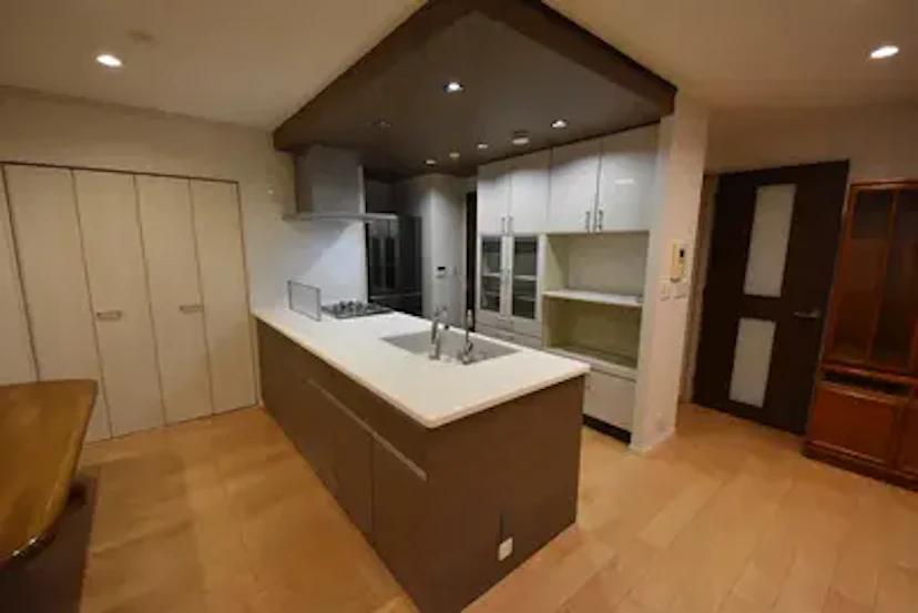 事例3:開放感のあるペニンシュラ型対面キッチンへ