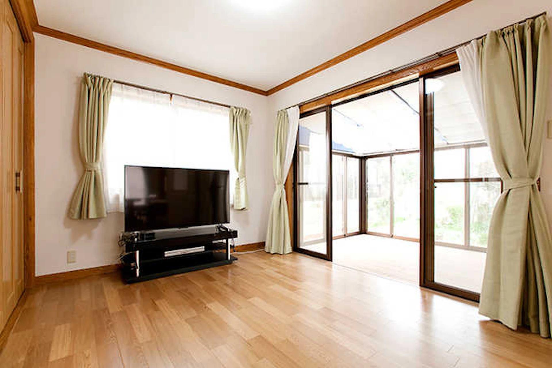 広いお庭にサンルームを