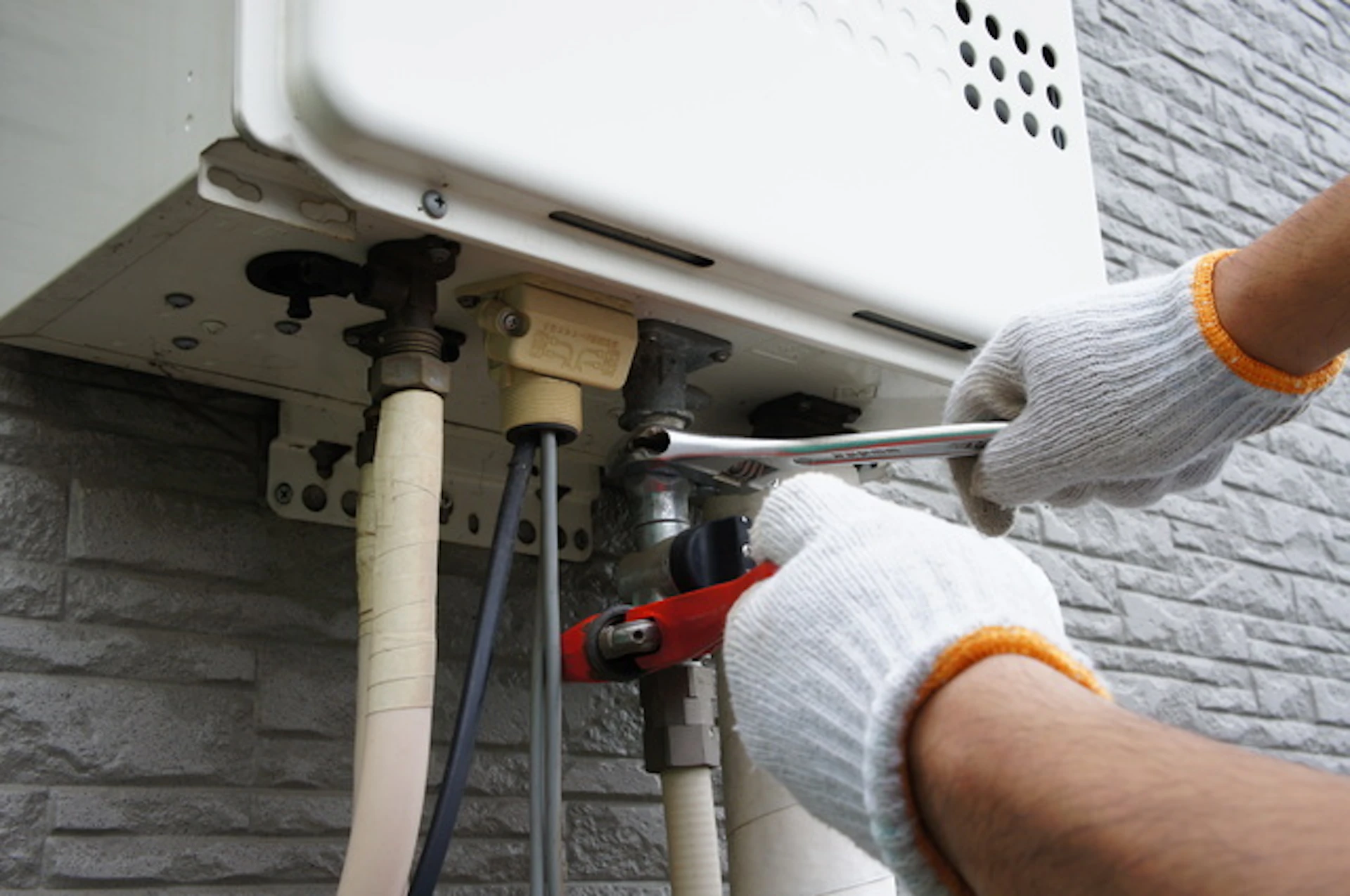 給湯器が凍結する3つの原因と対処法|凍結防止対策や修理費用も解説