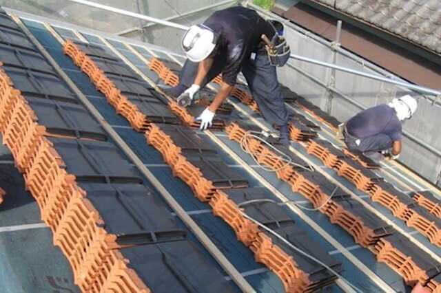 屋根の葺き直し作業