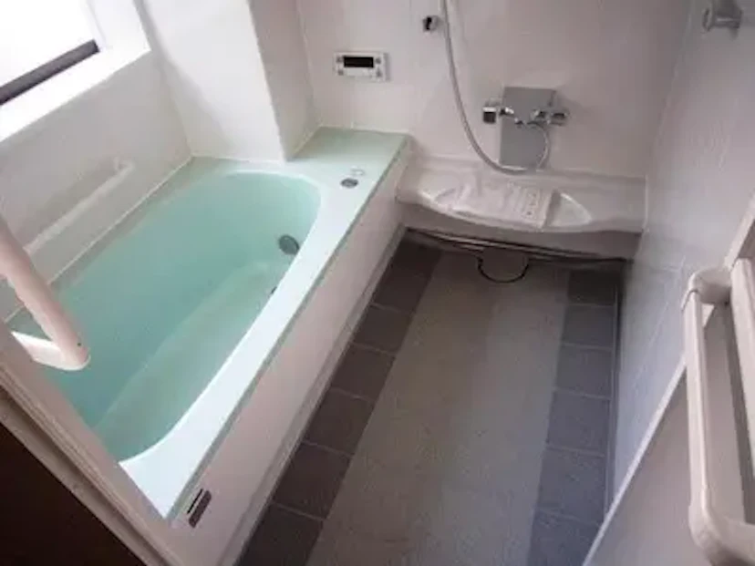 事例3：鉄骨の柱が緩衝する変形した浴室のリフォーム