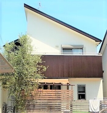 茶色いガルバリウム鋼板の外壁を使用した家