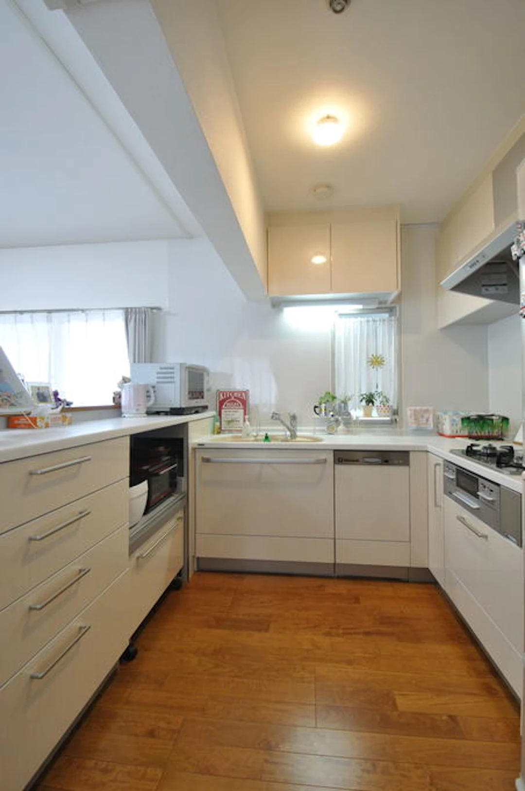 【事例2】 L字型キッチンとカップボードで開放的なコの字型キッチン