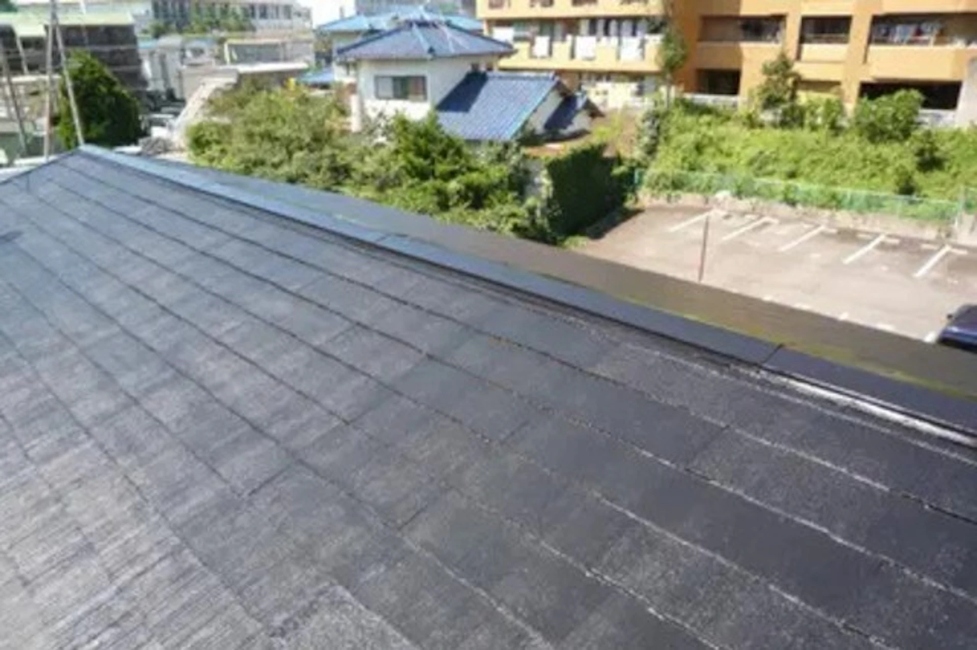 事例3: 下塗り処理で塗膜の光沢が美しい屋根にリフォーム