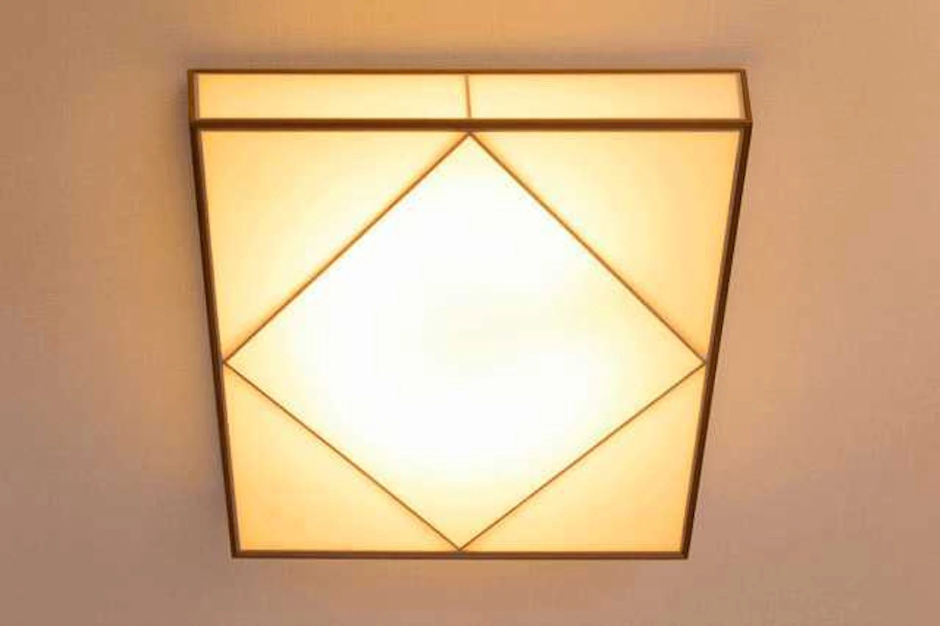 ⑧照明は柔らかい明かりのものを