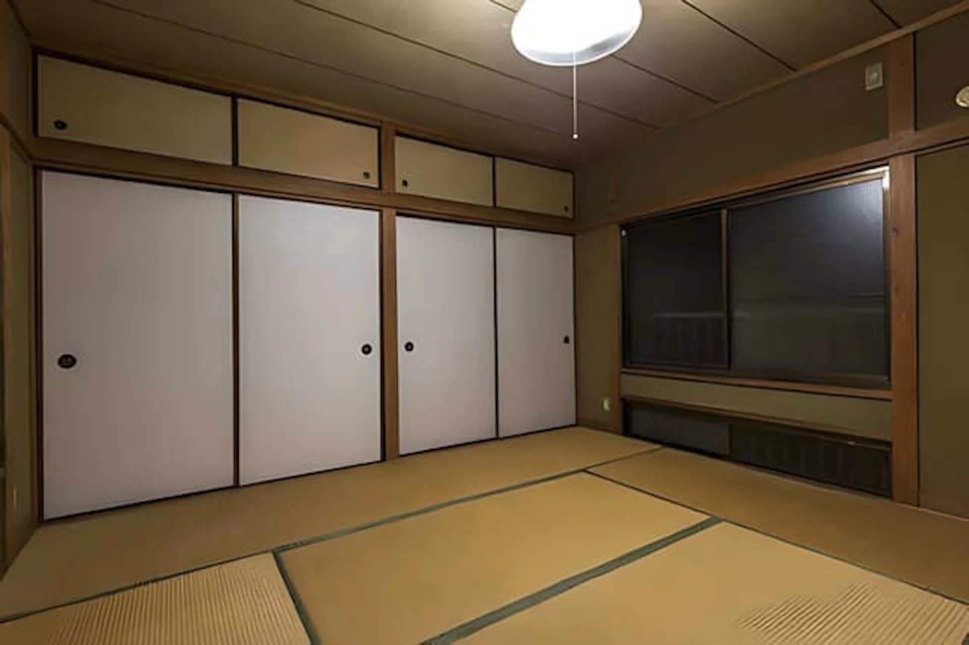 広々とした和室と押し入れ