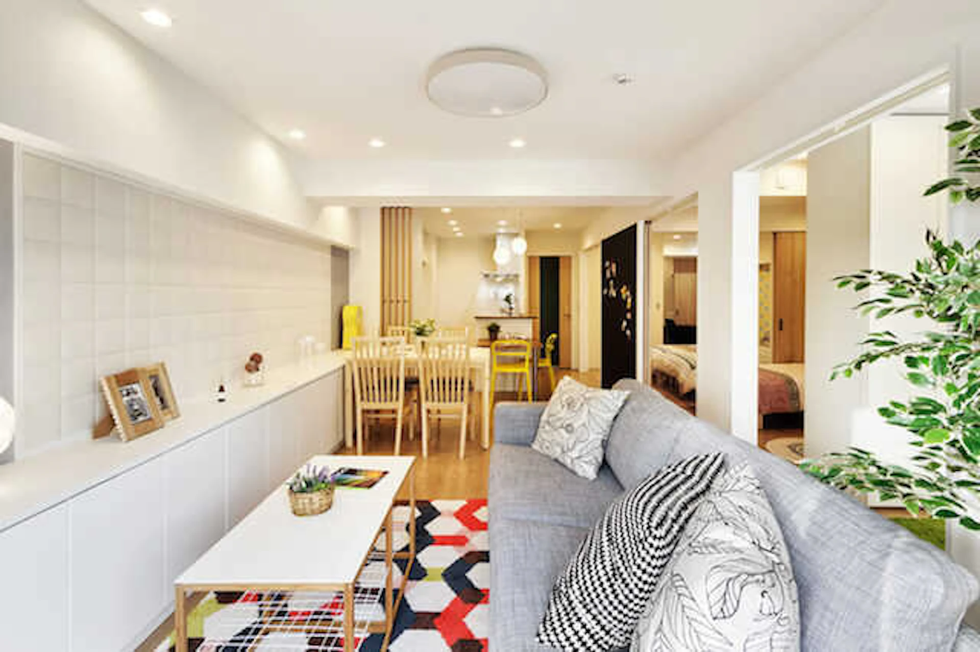 家具は革製・ビニール素材に