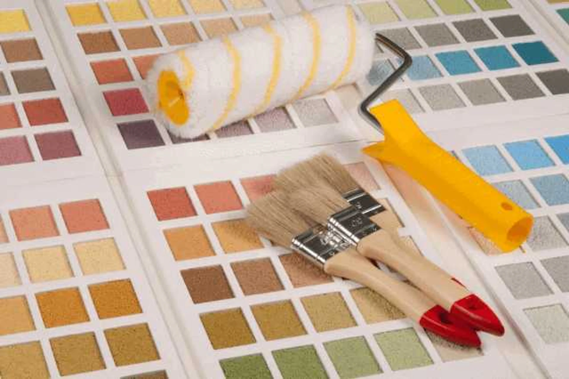 「水性と油性どちらが良いか」は、塗装業者とも相談を