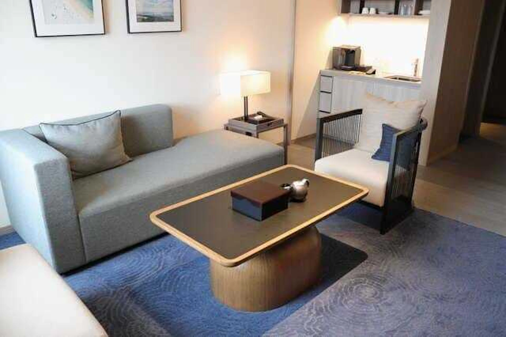 サムネイル:ホテルライクなリビングにリノベーションするコツとは?おすすめアイテムもご紹介!