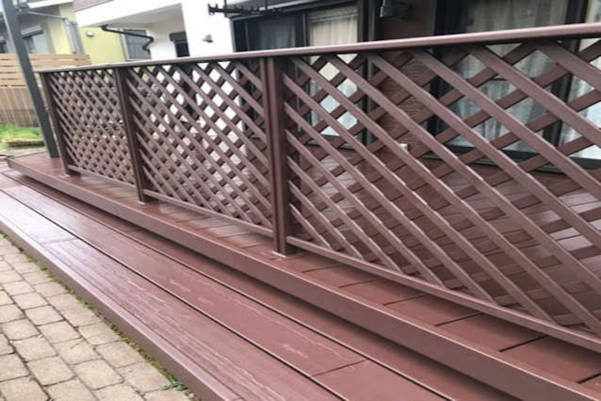 クロスしたデザインでウッドフェンスを作成