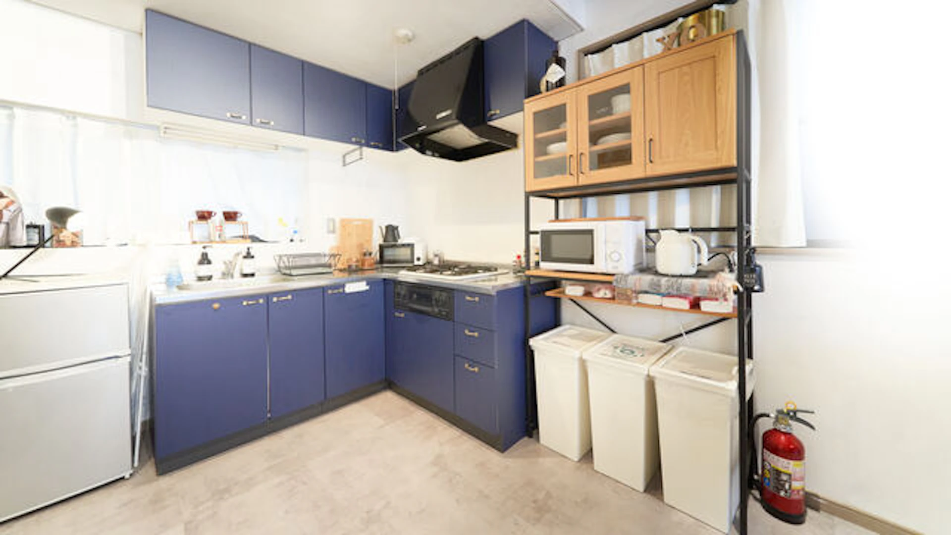 家電やゴミ箱を上手く設置しているL字型キッチン