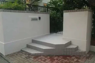 シックな玄関アプローチ