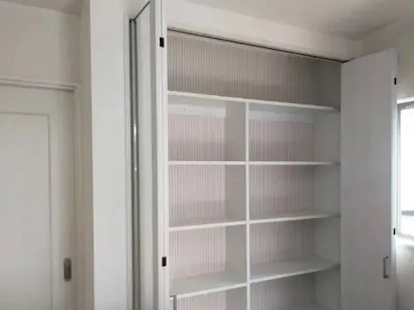 事例⑥ キッチンの壁面に大容量の収納棚を設置