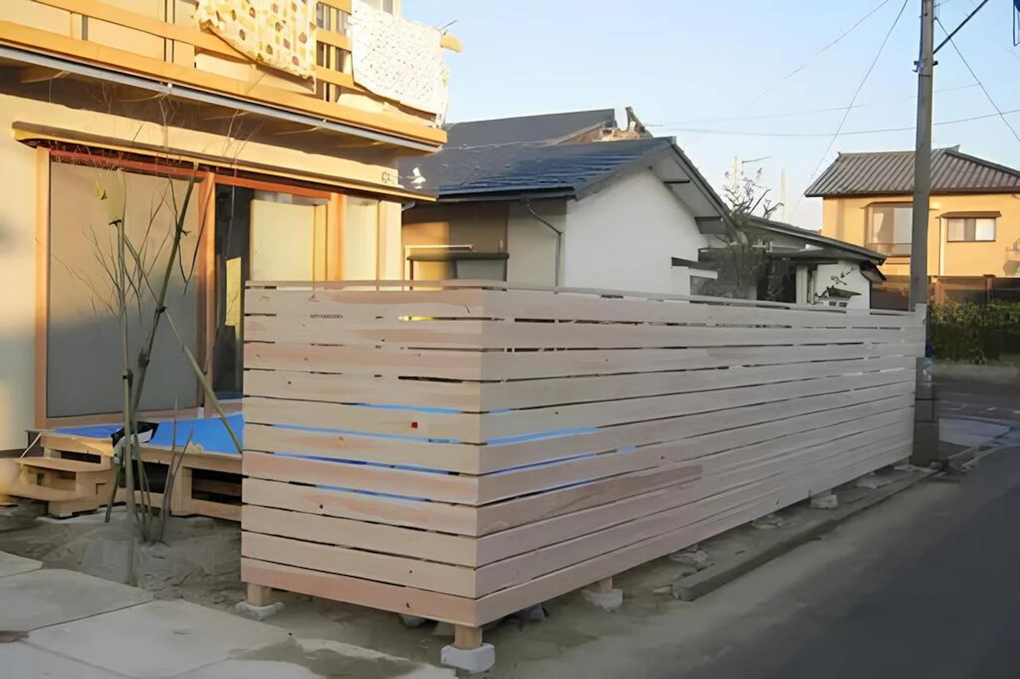 事例4: エクステリア全体をヒノキで演出した事例