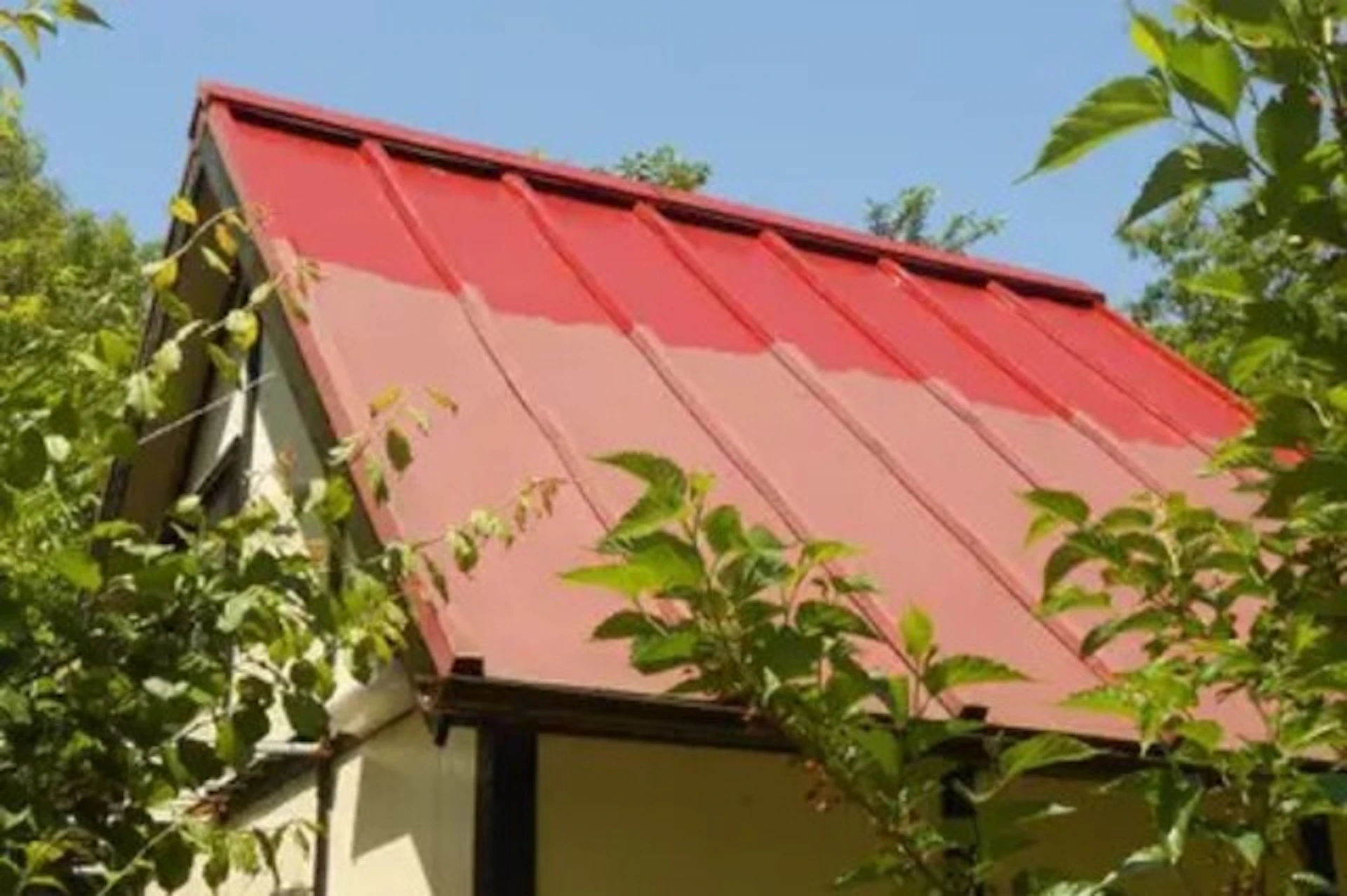 事例1: トタン屋根を赤色の錆止め塗装で鮮やかにリフォーム