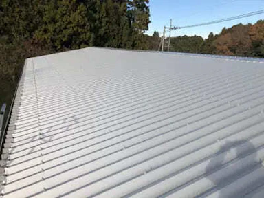 雨漏りしていた折板屋根をカバー工法で施工