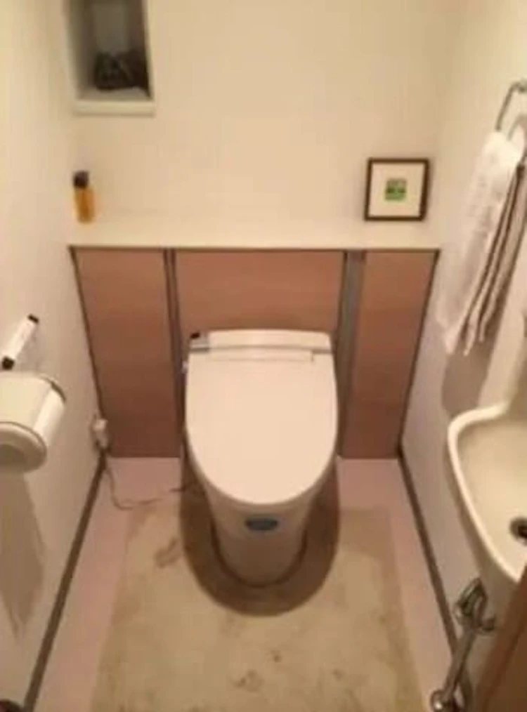 ④シンプルな木調扉で「ほっ」と落ち着くトイレ