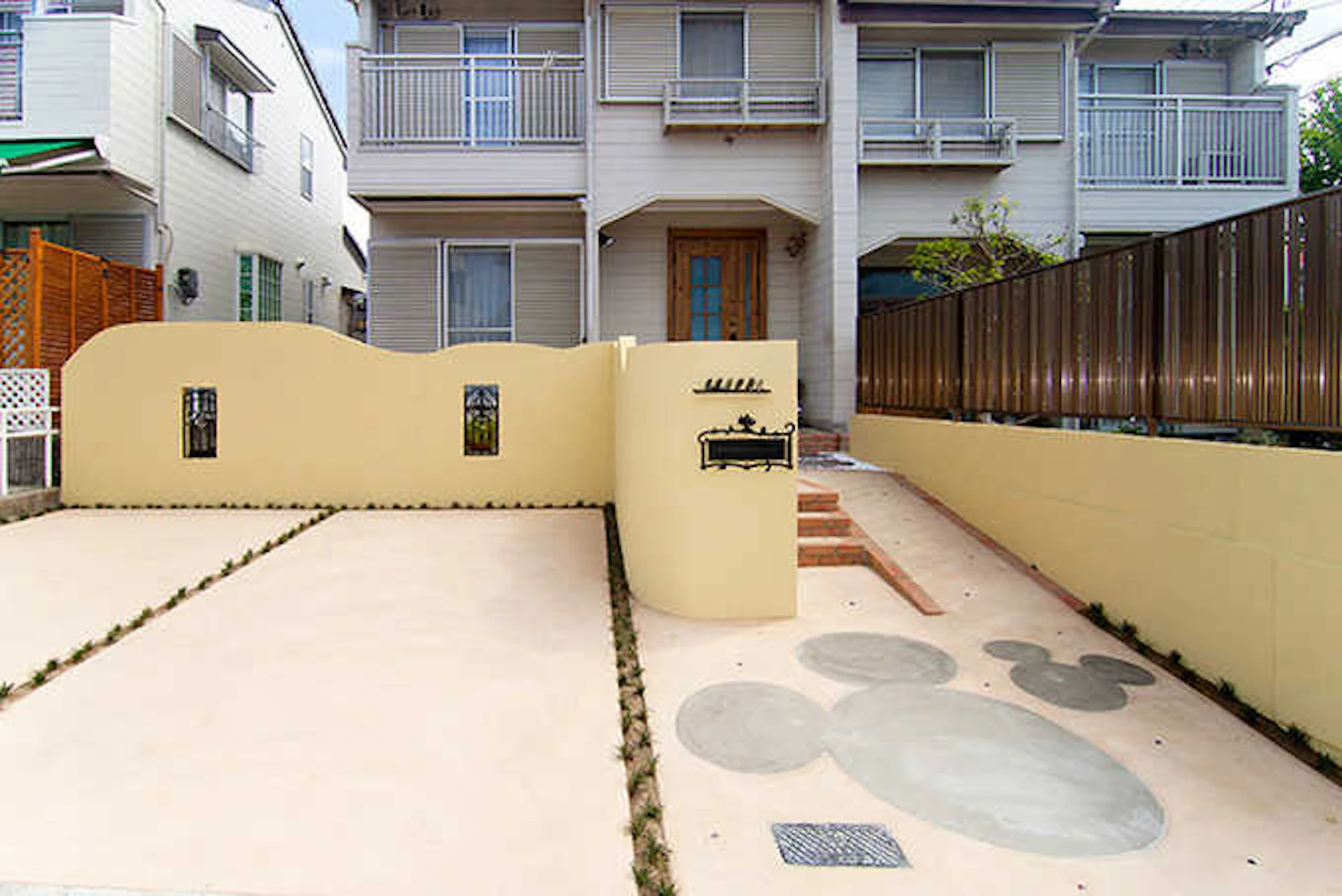 ミッキーが迎えてくれるエクステリア